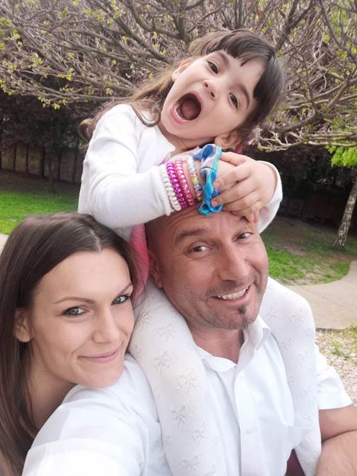 A k�pen szem�ly, Emberi arc, ruh�zat, fa l�that�

Automatikusan gener�lt le�r�s